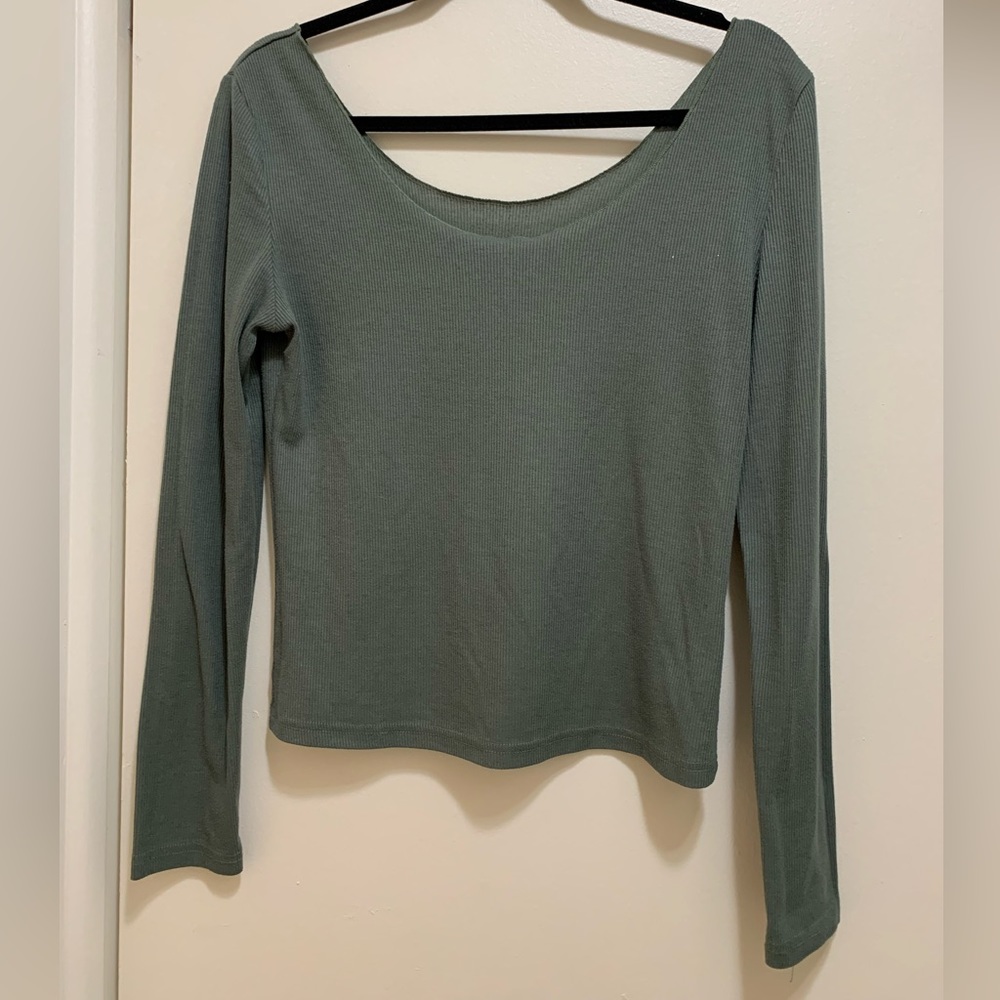 Green scoop neck long sleeved shirt